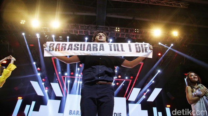 Band Barasuara tampil di Panggung Indoor Allo Bank Festival di kawasan Istora Senayan, Jakarta Selatan, Minggu (22/5/2022). Sendu Melagu jadi lagu pertama mereka yang dilantunkan di panggung utama Allo Bank Festival 2022.