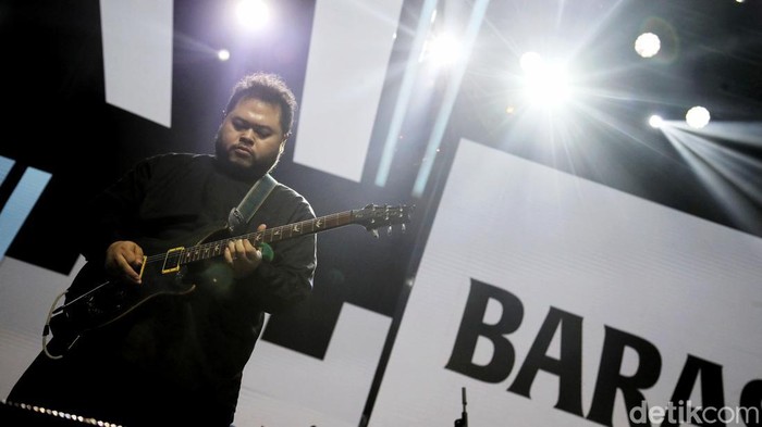 Band Barasuara tampil di Panggung Indoor Allo Bank Festival di kawasan Istora Senayan, Jakarta Selatan, Minggu (22/5/2022). Sendu Melagu jadi lagu pertama mereka yang dilantunkan di panggung utama Allo Bank Festival 2022.
