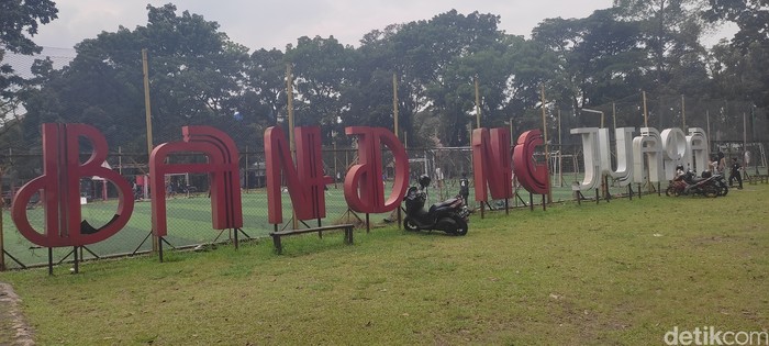 Ornamen Bandung Juara di Taman Persib yang kehilangan salah satu hurufnya