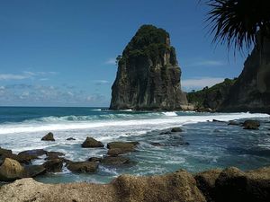 7 Pantai di Pacitan, Rekomendasi Liburan Murah di Jawa Timur
