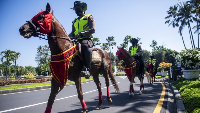 PATROLI POLISI BERKUDA DI NUSA DUA Polisi berkuda berpatroli menjelang pertemuan internasional Global Platform for Disaster Risk Reduction (GDPRR) 2022 di kawasan Nusa Dua, Bali, Minggu (22/5/2022). Patroli tersebut untuk menjamin keamanan jelang pertemuan internasional tersebut yang akan berlangsung 23 hingga 28 Mei 2022. ANTARA FOTO/M Agung Rajasa/nym.