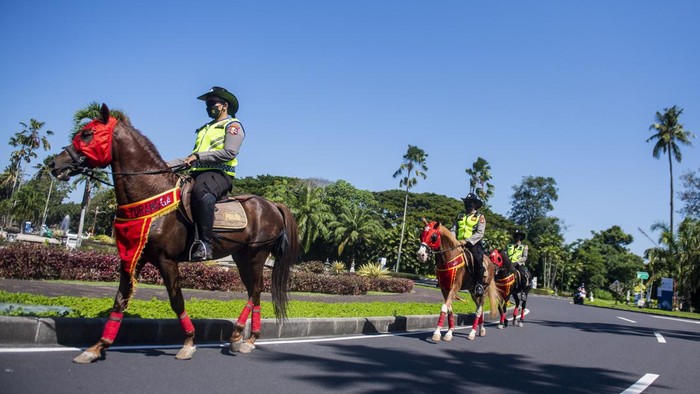 Polisi berkuda berpatroli menjelang pertemuan internasional Global Platform for Disaster Risk Reduction (GDPRR) 2022 di kawasan Nusa Dua, Bali, Minggu (22/5/2022). Patroli tersebut untuk menjamin keamanan jelang pertemuan internasional tersebut yang akan berlangsung 23 hingga 28 Mei 2022. ANTARA FOTO/M Agung Rajasa/nym.