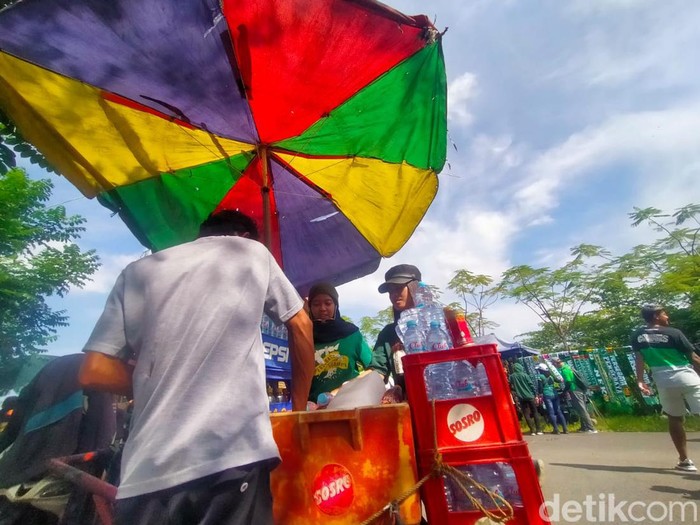 Pedangan minuman di Stadion GBT Surabaya