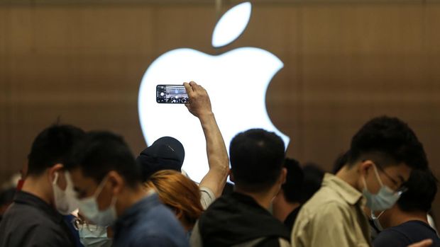 Pelanggan mengantre untuk memasuki toko Apple baru di Wuhan International Plaza pada 21 Mei 2022 di Wuhan, Provinsi Hubei, Tiongkok. (VCG via Getty Images)