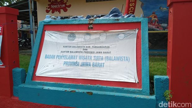 Penjaga Pantai Pangandaran Dodo Taryana.