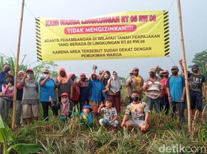 Pasang Banner, Warga Blitar Kompak Tolak Tambang Pasir Rambah Permukiman