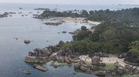 Foto udara wisatawan berlibur di Pantai Tanjung Tinggi, Belitung, Kepulauan Bangka Belitung, Sabtu (21/5/2022). 