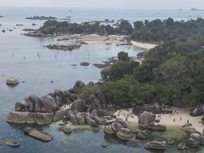 Pesona Pantai Tanjung Tinggi di Pulau Laskar Pelangi