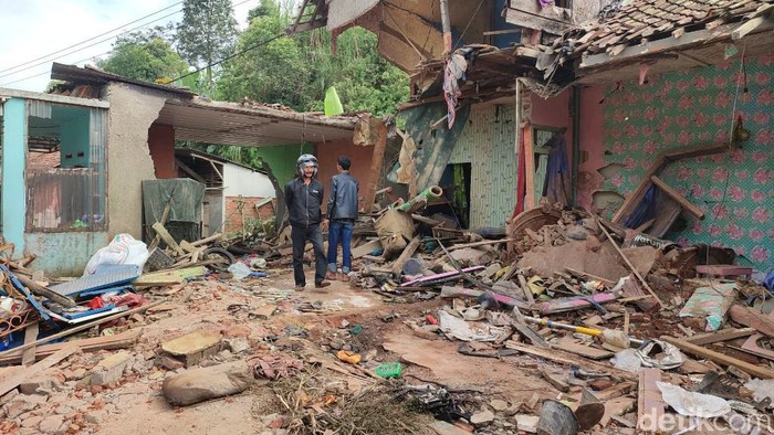 Porak porandanya rumah usai diseruduk bus maut di Ciamis