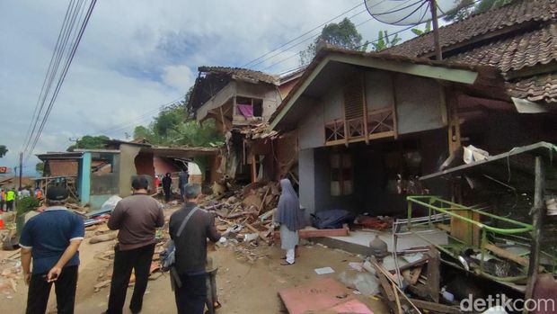 Porak porandanya rumah usai diseruduk bus maut di Ciamis