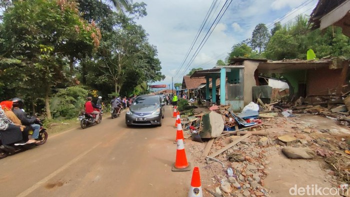 Porak porandanya rumah usai diseruduk bus maut di Ciamis