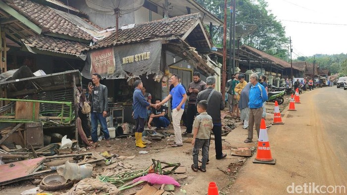 Porak porandanya rumah usai diseruduk bus maut di Ciamis