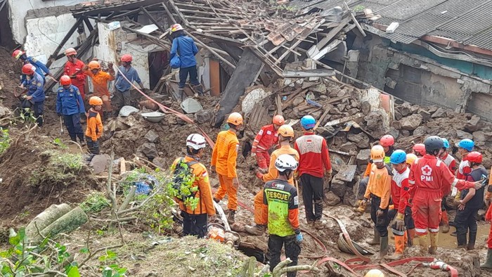 Proses evakuasi korban longsor di Cijeruk, Kabupaten Bogor, Minggu (22/5)