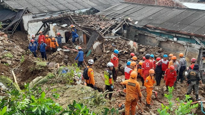Proses evakuasi, longsor di Desa Cipelang, Kecamatan Cijeruk, Kabupaten Bogor.