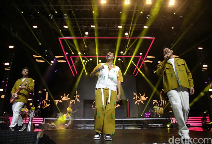 Band RAN tampil dalam acara Allo Bank Festival di kawasan Istora Senayan, Jakarta Selatan, Minggu (22/5/2022).