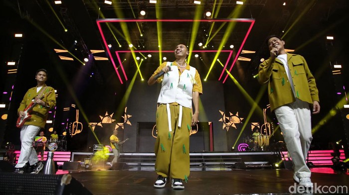 RAN tutup Allo Bank Festival Dengan Penampilan Apik Band RAN tampil dalam acara Allo Bank Festival di kawasan Istora Senayan, Jakarta Selatan, Minggu (22/5/2022).