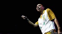 RAN menyapa penonton lewat lagu Nothing Last Forever yang langsung disambut sorak penonton. Riuh penonton semakin kencang ketika RAN membawakan lagu hit Selamat Pagi. Lagu yang didominasi musik pop dan hip-hop itu sukses membuat seluruh penonton bersorak dan bernyanyi bersama.