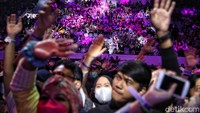 RAN kembali panaskan suasana lewat lagu beralunan cepat Hanya Untukmu. Trio Rayi, Asta, dan Nino mengajak penonton untuk mengangkat tangan ke udara.