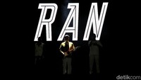 Kemudian, RAN membuat gimmick kejutan. Tiba-tiba lampu stadion dimatikan. RAN lalu muncul di bawah spotlight membawakan lagu Dekat di Hati. Lagu bertempo lambat ini disambut penonton dengan baik. Para penggemar RAN pun otomatis bernyanyi.