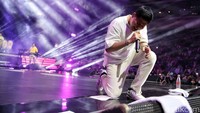 Setlist RAN malam itu dilanjutkan ketika mereka membawakan lagu Kulakukan Semua Untukmu. Rayi bahkan mendekat ke depan panggung dan meraih beberapa tangan penonton yang berdiri di hadapannya.