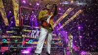 RAN kembali memanaskan Special Stage lewat lagu-lagu hitnya, salah satunya Sepeda. Lagu tersebut menjadi ajang Asta unjuk gigi dengan solo gitarnya.