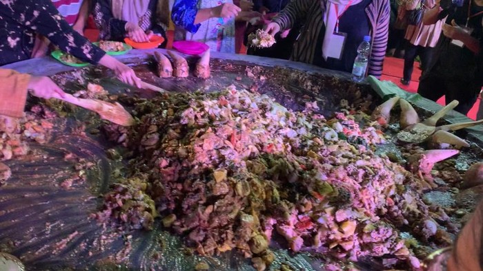Ribuan Warga Surabaya Tumplek Blek Padati Festival Rujak Uleg
