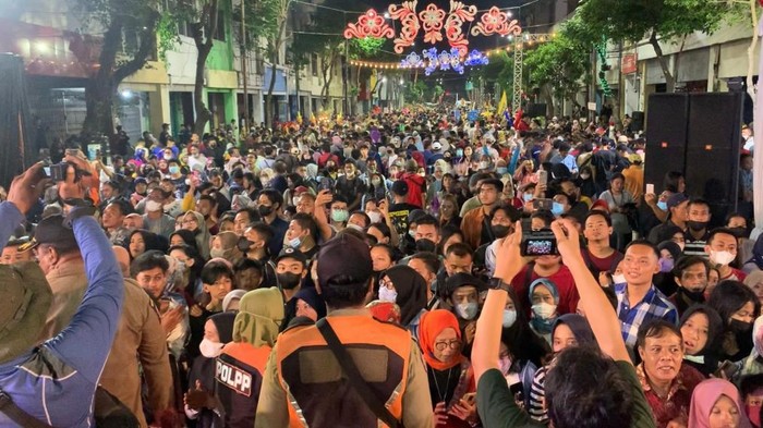 Ribuan Warga Surabaya Tumplek Blek Padati Festival Rujak Uleg