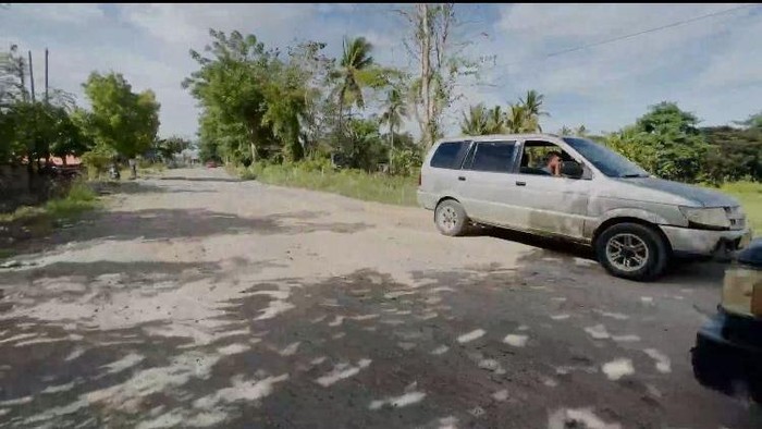 Ruas jalan Salaonro-Ulugalung yang menghubungkan Kabupaten Wajo dan Soppeng mulai dikerjakan. (dok. Humas Sulsel)