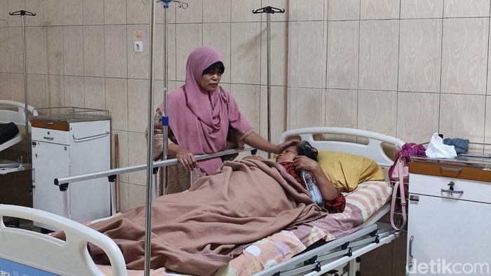 Salah seorang penumpang bus PO Pandawa, Hayati, tengah menjalani perawatan