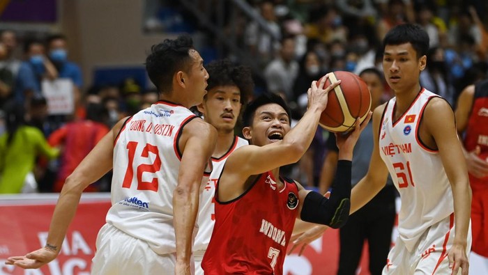 Pebasket Indonesia Andakara Prastawa (kanan) mendapatkan kawalan pebasket Vietnam Justin Young Duong (kanan) dalam laga lanjutan cabang basket SEA Games 2021, di Thanh Tri District Sporting Hall, Hanoi, Vietnam, Sabtu (21/5/2022). ANTARA FOTO/Aditya Pradana Putra/hp.