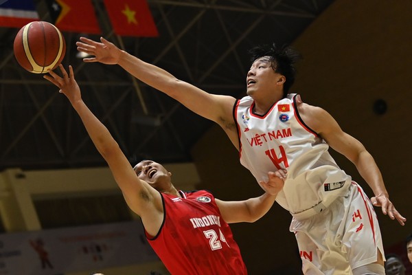 Pebasket Indonesia Andakara Prastawa (kanan) mendapatkan kawalan pebasket Vietnam Justin Young Duong (kanan) dalam laga lanjutan cabang basket SEA Games 2021, di Thanh Tri District Sporting Hall, Hanoi, Vietnam, Sabtu (21/5/2022). ANTARA FOTO/Aditya Pradana Putra/hp.