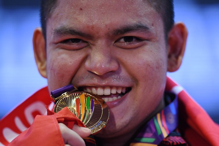 Lifter Indonesia Muhammad Zul Ilmi berpose dengan medalinya usai pengalungan medali nomor 89 kilogram angkat berat SEA Games 2021 Vietnam di Hanoi Sports Training Centre, Hanoi, Vietnam, Minggu (22/5/2022). Zul Ilmi meraih medali emas setelah terbaik dalam total angkatan 337 kilogram. ANTARA FOTO/Aditya Pradana Putra/tom.
