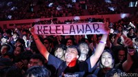 Suasana semakin pecah ketika lagu Peradaban dilantunkan. Baru saja masuk intro musik, penonton yang datang langsung berteriak dan siap bernyanyi bersama. Ketika lagu itu dilantunkan Istora Senayan berguncang. Penonton yang datang kompak menyanyikan lagu itu.