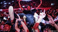Penggemar .Feast yang hadir pun ikut bernyanyi dan berjoget bersama. Mereka kompak menyanyikan lagu-lagu .Feast.