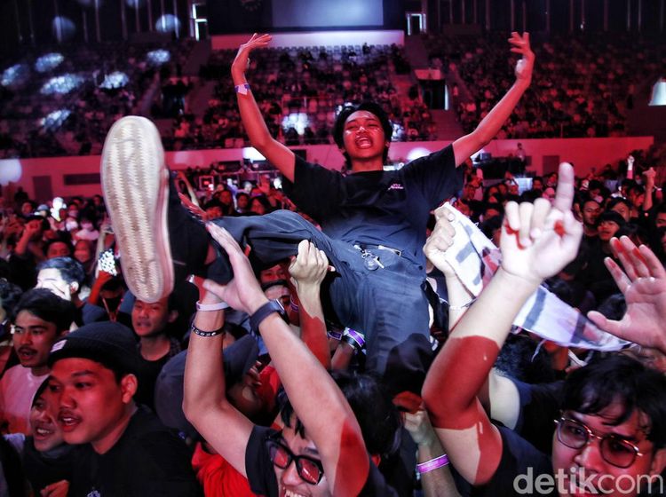 Semangat Kelelawar .Feast Nyanyi Bareng di Allo Bank Festival