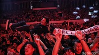 Seperti biasa, Baskara Putra dan kawan-kawan pun menggemparkan di panggung dengan aksinya.