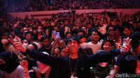 Fans band .Feast bernyanyi di Panggung Indoor, Allo Bank Festival, Istora Senayan, Jakarta Selatan, Minggu (22/5/2022).