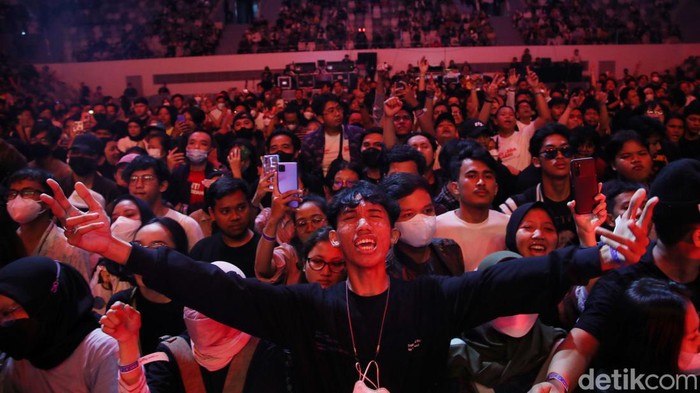 Semangat 'Kelelawar' .Feast Nyanyi Bareng di Allo Bank Festival Fans band .Feast bernyanyi di Panggung Indoor, Allo Bank Festival, Istora Senayan, Jakarta Selatan, Minggu (22/5/2022).