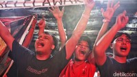 Pada akhir aksi .Feast pun ditutup dengan lagu Kelelawar yang tentunya semakin memecahkan suasana.