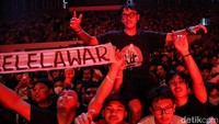 Para Kelelawar yang merupakan nama penggemar .Feast, kompak menyanyikan lagu bersama.