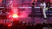 Tak sedikit dari penonton yang berjingkrakan bersama .Feast di panggung utama Allo Bank Festival 2022.