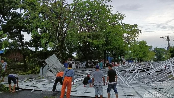 Seng atap bengkel milik warga menutup jalan akibat diterjang angin kencang.di  Kecamatan Medan Sunggal dekat PDAM Tirtanadi, Minggu (22/5/2022).