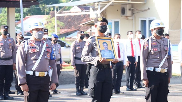 Seorang anggota kepolisian di Resor Dompu, NTB, dipecat secara tidak hormat, Sabtu (21/5/2022).