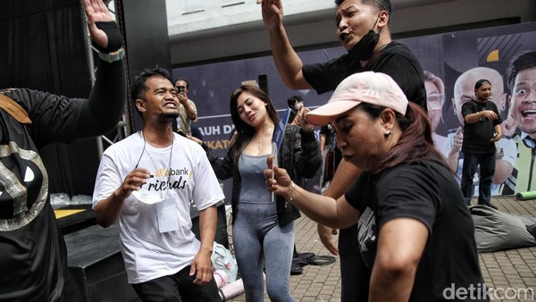 Serunya Cardio Dance Bareng Berliana Lovell di Allo Bank Fest