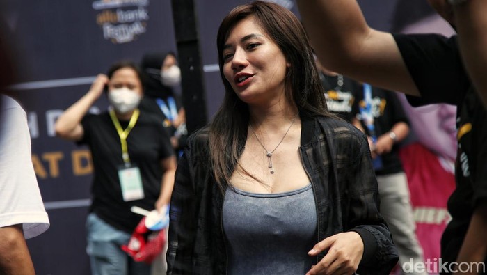 Serunya Cardio Dance Bareng Berliana Lovell di Allo Bank Fest Allo Bank Festival 2022 diselenggarakan selama tiga hari di Istora Senayan, Jakarta. Tak hanya acara musik, Allo Bank Festival ini juga akan mengadakan Cardio Dance Workout.