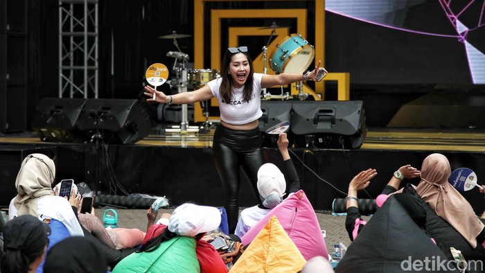 Allo Bank Festival 2022 diselenggarakan selama tiga hari di Istora Senayan, Jakarta. Tak hanya acara musik, Allo Bank Festival ini juga akan mengadakan Cardio Dance Workout.