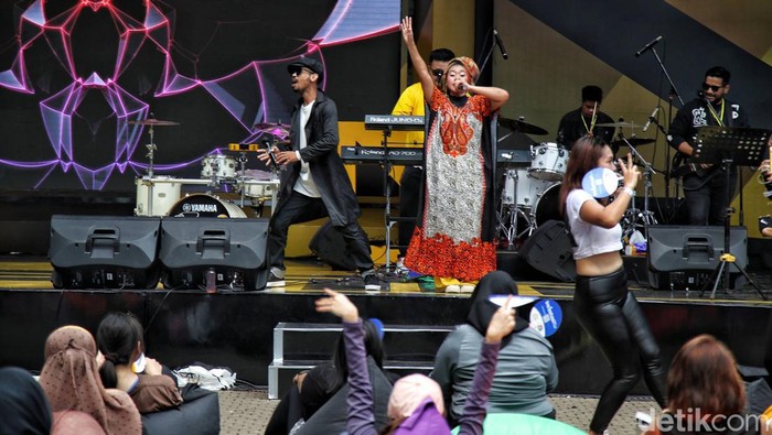 Allo Bank Festival 2022 diselenggarakan selama tiga hari di Istora Senayan, Jakarta. Tak hanya acara musik, Allo Bank Festival ini juga akan mengadakan Cardio Dance Workout.