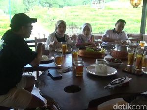 Sensasi Santap Nasi Liwet Ditemani Hamparan Kebun Teh Ciater