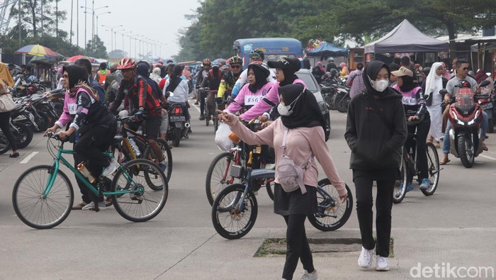 Suasana di pasar tumpah Stadion GBLA.