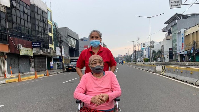 Supinah (61) (duduk di kursi roda), ikut CFD di kawasan Simpang Harmoni, Jakarta Pusat, Minggu (22/5/2022).